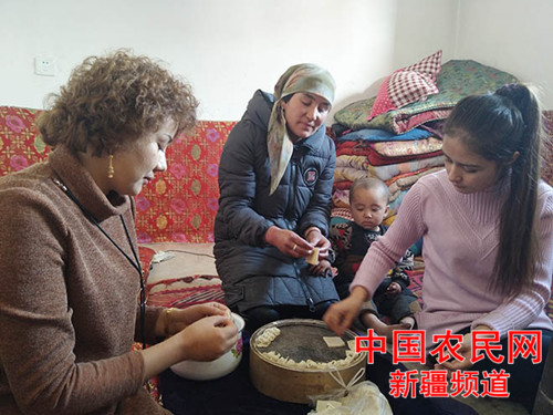 与亲戚一起包馄饨