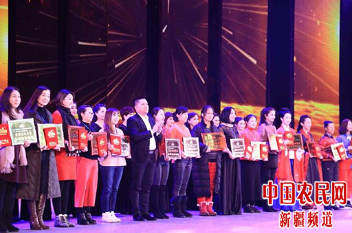 “德艺双馨”2018新疆首届青少年中老年电视春晚在新疆大剧院举行