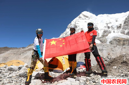  新疆登山家率中国民间女子登山队首次登顶珠峰