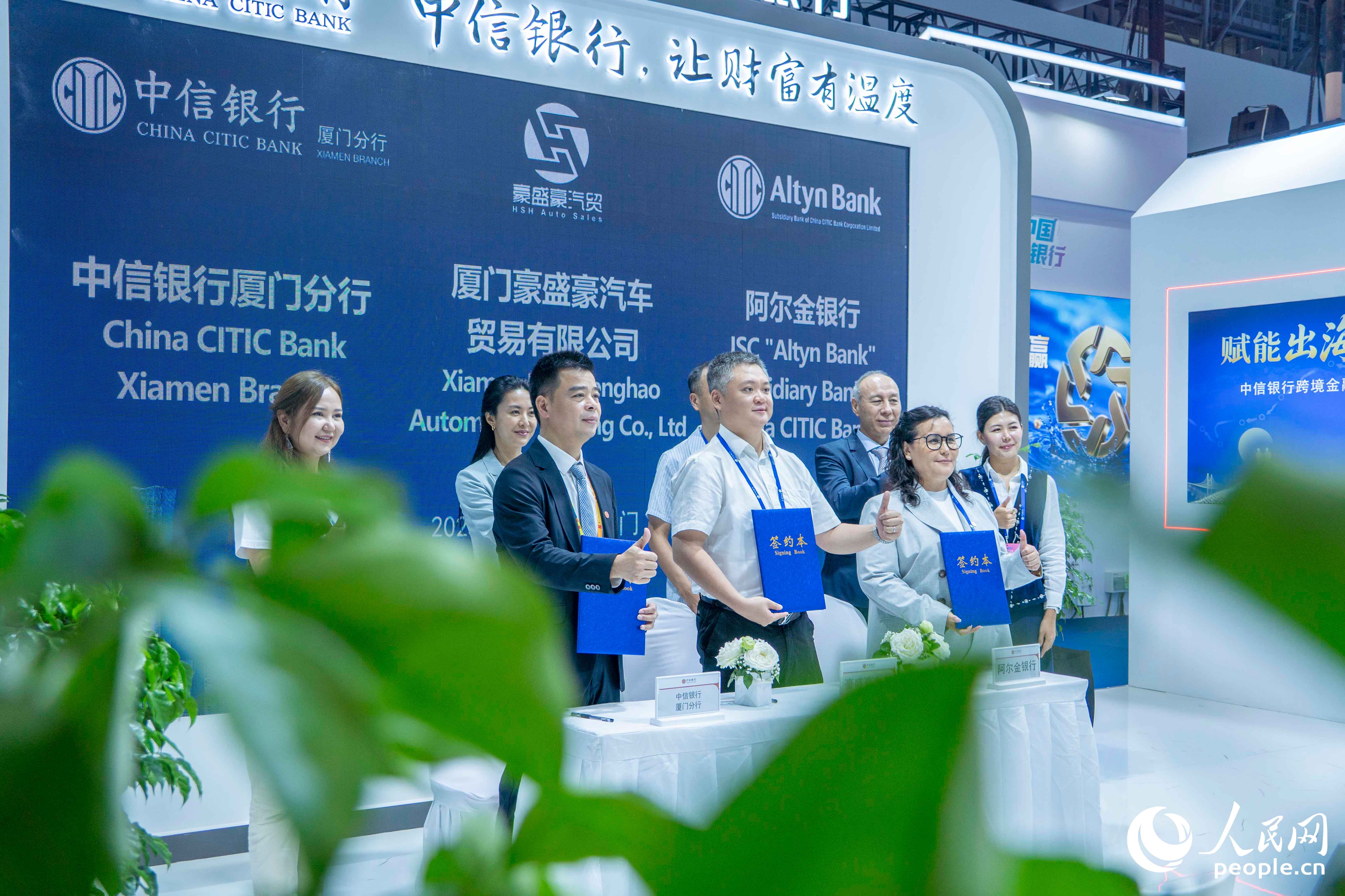 在CIPS专区，客商达成签约。人民网 林铭贤摄